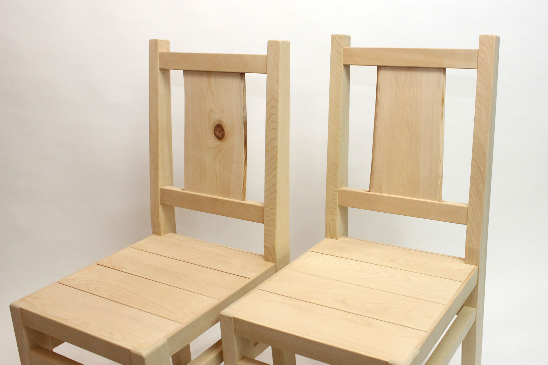「背板が個性的な椅子」青森ヒバ製
